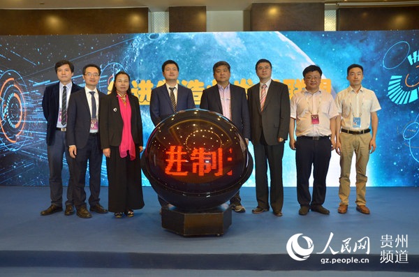 各位專家領導共同啟動先進制造業發展聯盟。朱林國 攝